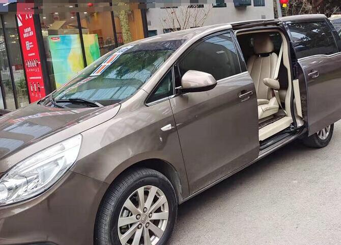 成都租商務車帶司機多少錢一天？