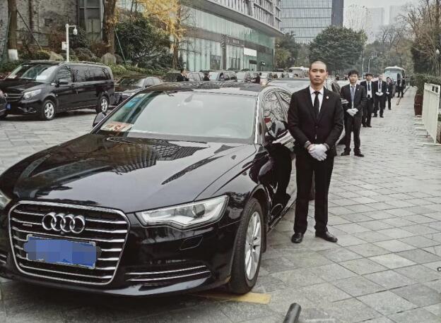 成都商務(wù)代駕租車多少錢？